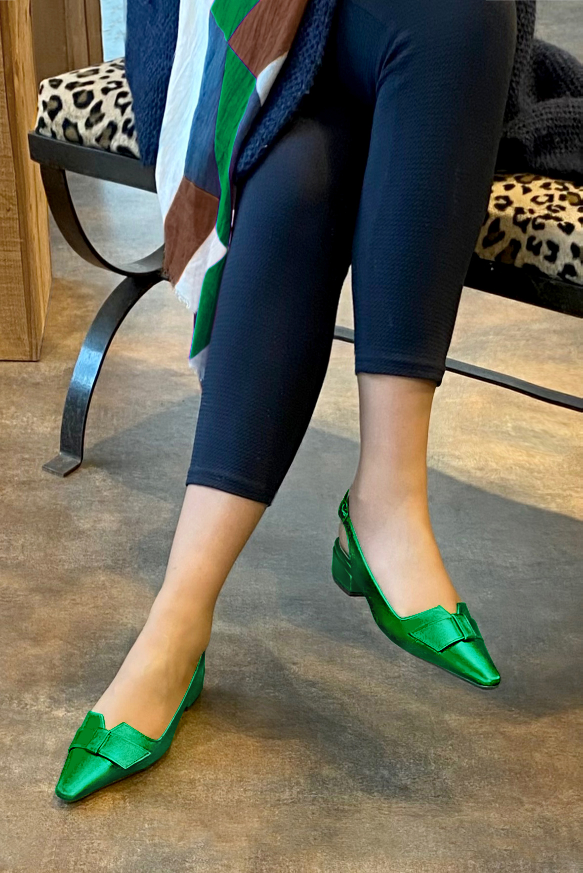 Emerald green women's open back shoes, with a knot. Tapered toe. Low block heels. Worn view - Florence KOOIJMAN